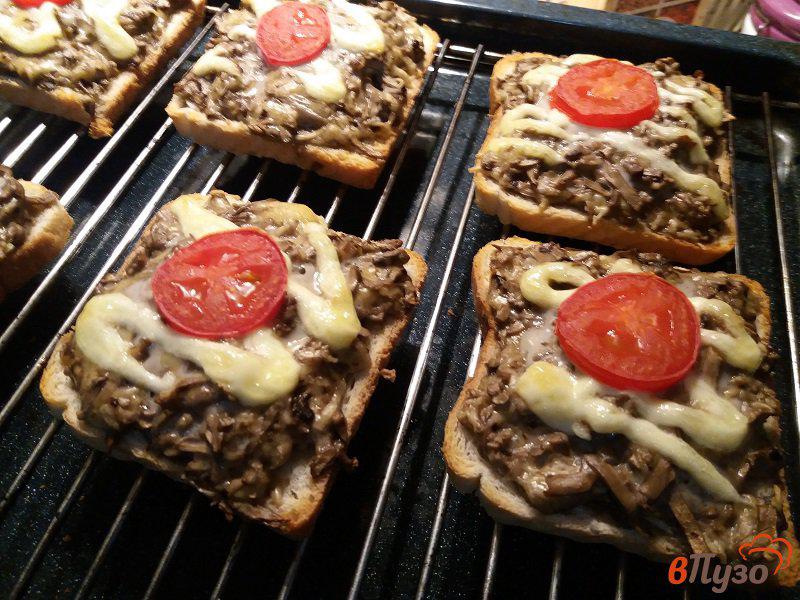 Фото приготовление рецепта: Горячие бутерброды с шампиньонами и сыром шаг №7