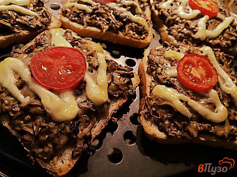 Фото приготовление рецепта: Горячие бутерброды с шампиньонами и сыром шаг №8