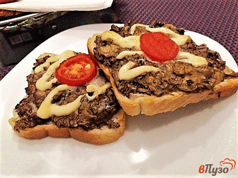 Фото приготовление рецепта: Горячие бутерброды с шампиньонами и сыром шаг №9
