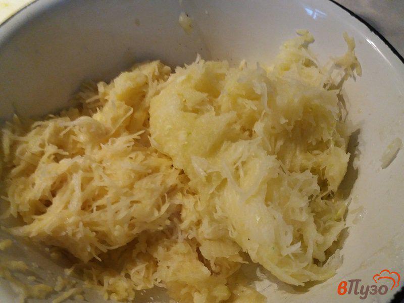 Фото приготовление рецепта: Драники из картофеля и кабачка шаг №4
