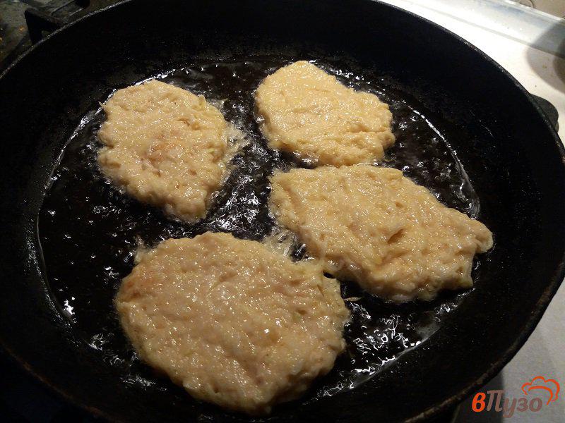 Фото приготовление рецепта: Драники из картофеля и кабачка шаг №8