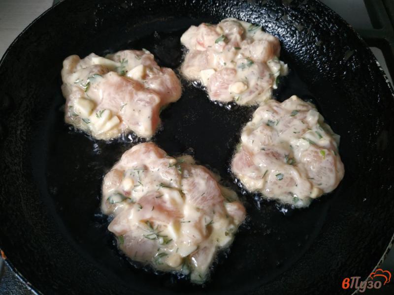 Фото приготовление рецепта: Куриные рубленые котлеты с яйцом и зеленью шаг №8
