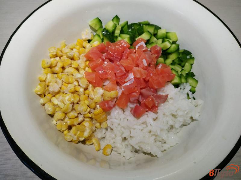 Фото приготовление рецепта: Салат с лососем рисом и огурцом шаг №3