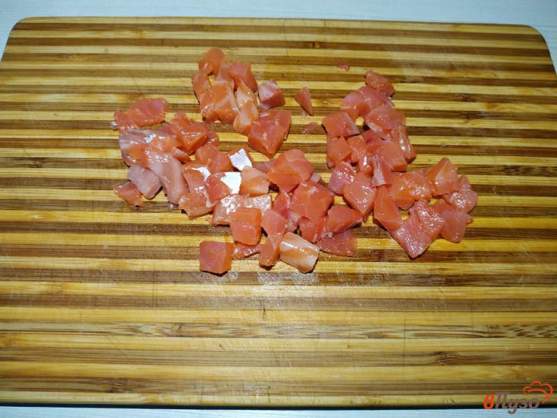 Фото приготовление рецепта: Салат с лососем рисом и огурцом шаг №2