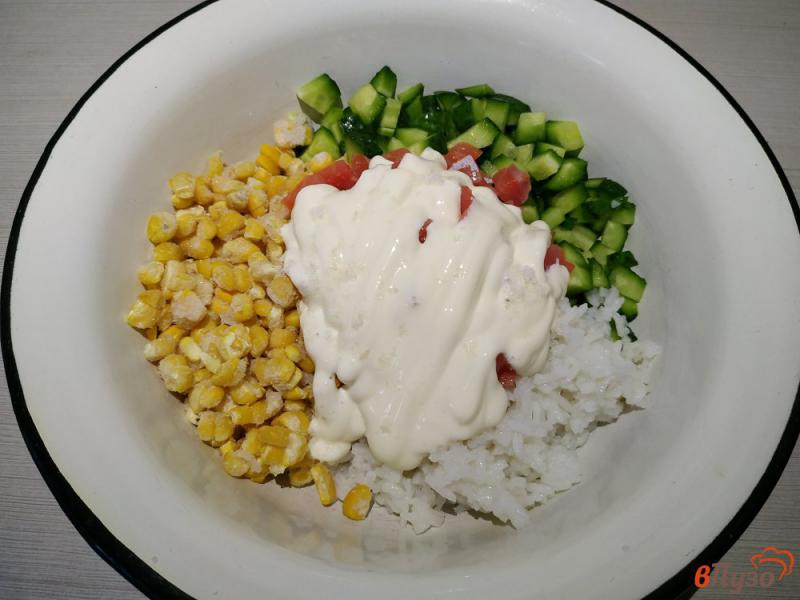 Фото приготовление рецепта: Салат с лососем рисом и огурцом шаг №4