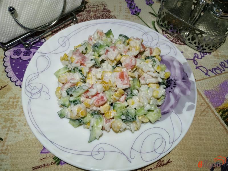 Фото приготовление рецепта: Салат с лососем рисом и огурцом шаг №5