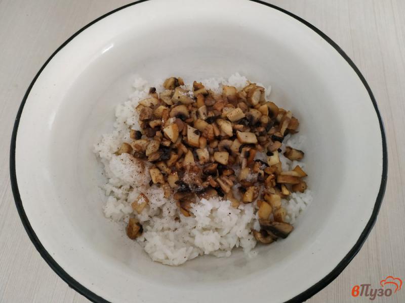Фото приготовление рецепта: Рисовые биточки с грибами шаг №3