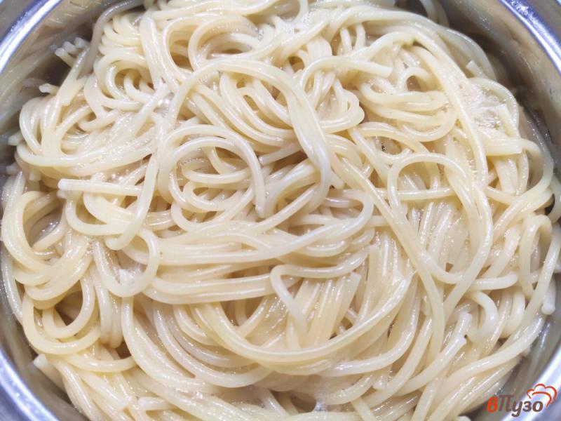 Фото приготовление рецепта: Спагетти с курицей и кетчупом шаг №3