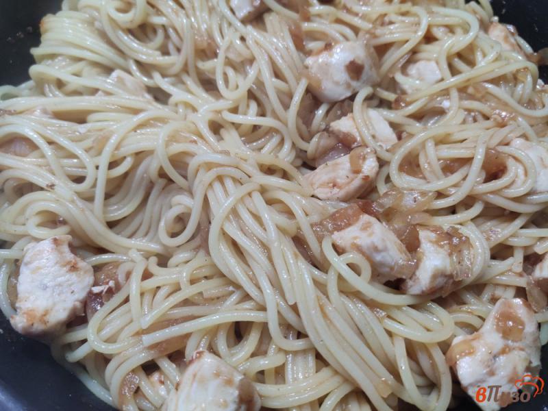 Фото приготовление рецепта: Спагетти с курицей и кетчупом шаг №7