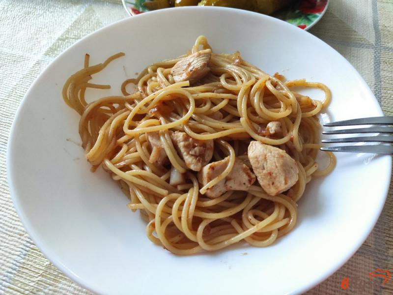 Фото приготовление рецепта: Спагетти с курицей и кетчупом шаг №8