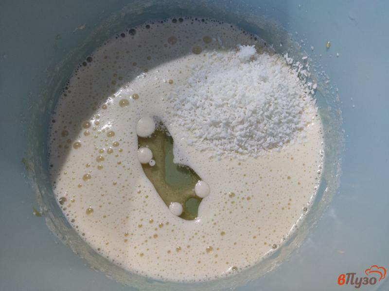 Фото приготовление рецепта: Песочное печенье с кокосовой стружкой шаг №2