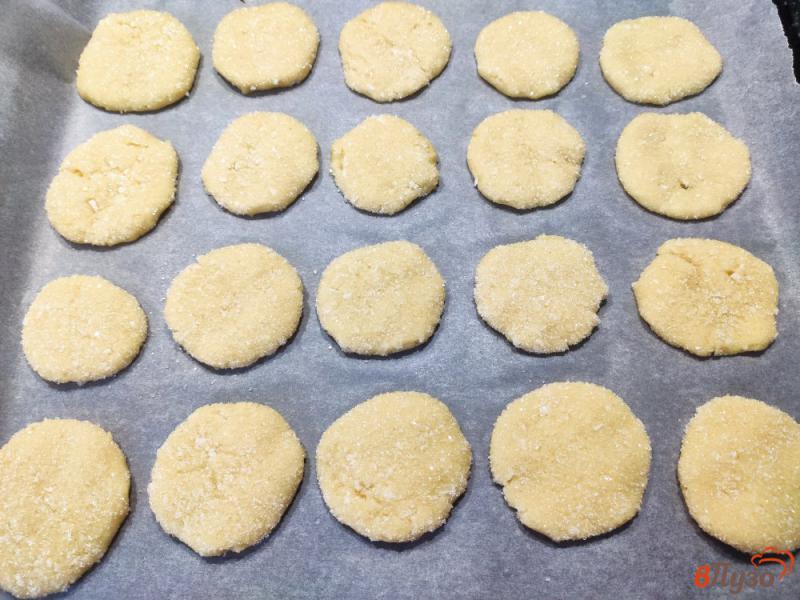 Фото приготовление рецепта: Песочное печенье с кокосовой стружкой шаг №5