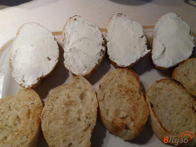 Фото приготовление рецепта: Бутерброды с форелью и творожным сыром крем чиз шаг №4