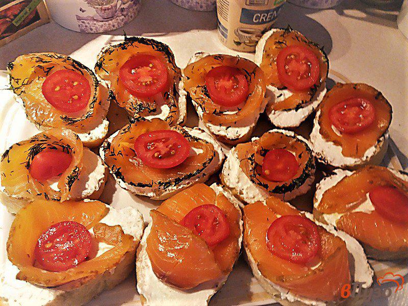 Фото приготовление рецепта: Бутерброды с форелью и творожным сыром крем чиз шаг №6