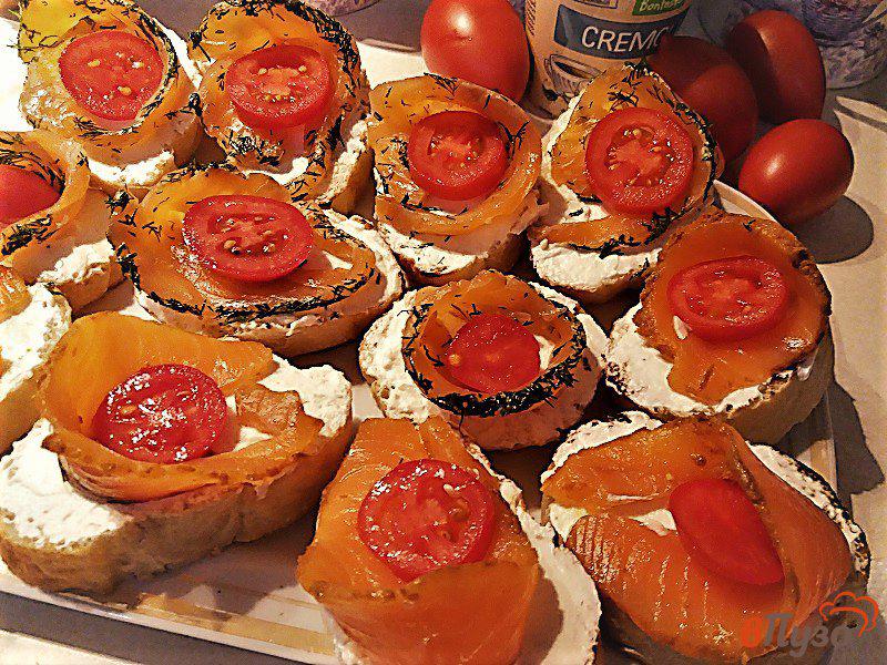 Фото приготовление рецепта: Бутерброды с форелью и творожным сыром крем чиз шаг №7