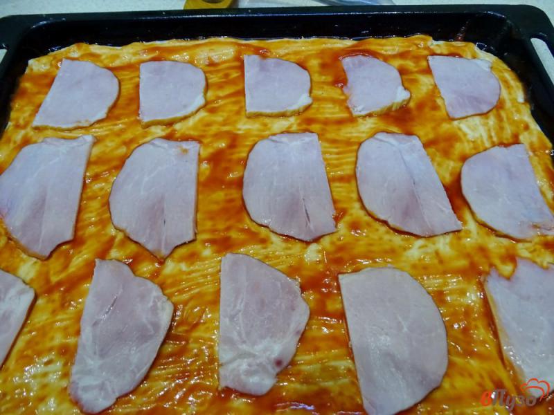Фото приготовление рецепта: Пицца с ветчиной, шампиньонами и помидорами шаг №12