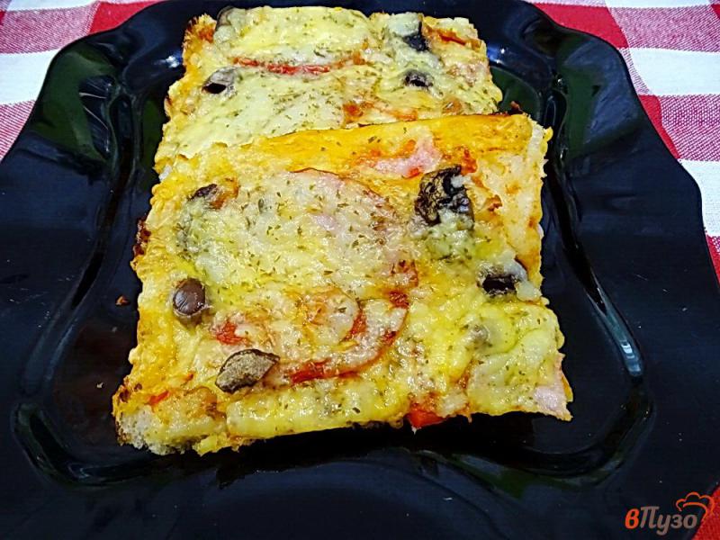 Фото приготовление рецепта: Пицца с ветчиной, шампиньонами и помидорами шаг №15