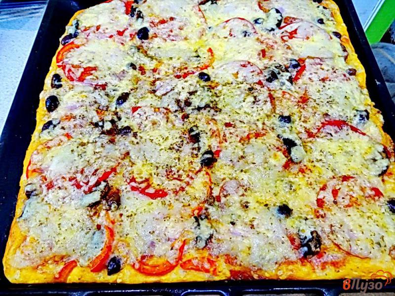 Фото приготовление рецепта: Пицца с ветчиной, шампиньонами и помидорами шаг №14