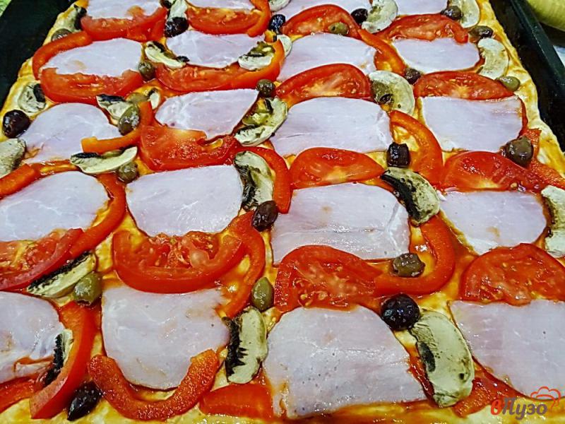 Фото приготовление рецепта: Пицца с ветчиной, шампиньонами и помидорами шаг №13