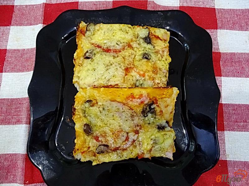 Фото приготовление рецепта: Пицца с ветчиной, шампиньонами и помидорами шаг №16
