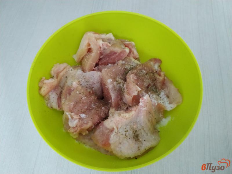 Фото приготовление рецепта: Куриные бедра запеченые со сливами и кетчупом в рукаве шаг №4