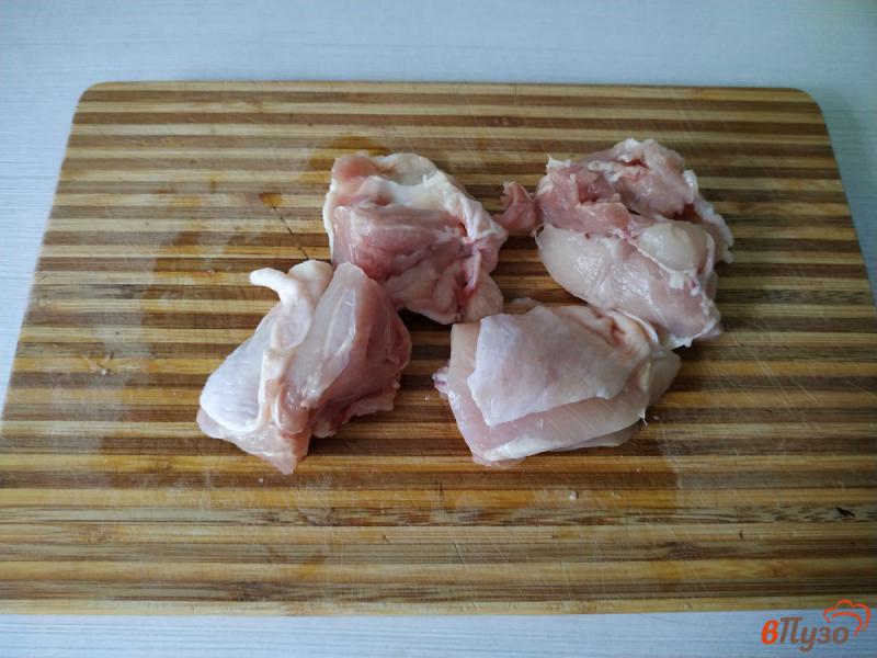 Фото приготовление рецепта: Куриные бедра запеченые со сливами и кетчупом в рукаве шаг №2