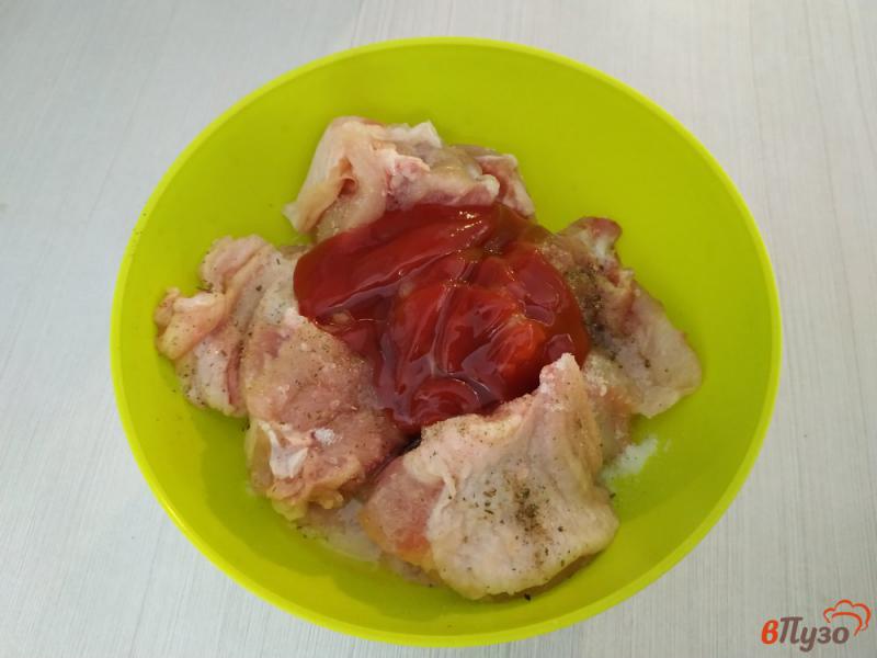 Фото приготовление рецепта: Куриные бедра запеченые со сливами и кетчупом в рукаве шаг №5