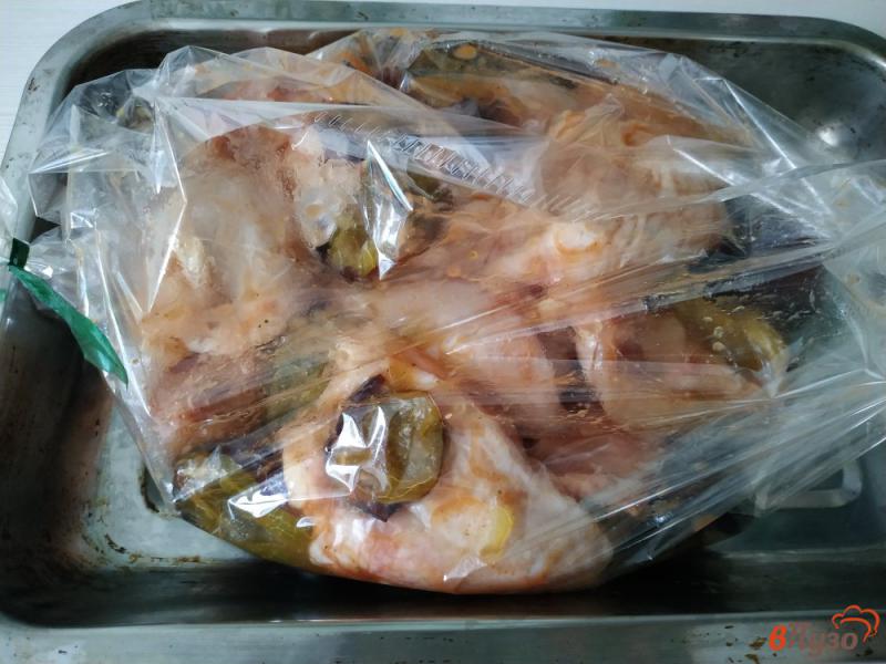 Фото приготовление рецепта: Куриные бедра запеченые со сливами и кетчупом в рукаве шаг №7