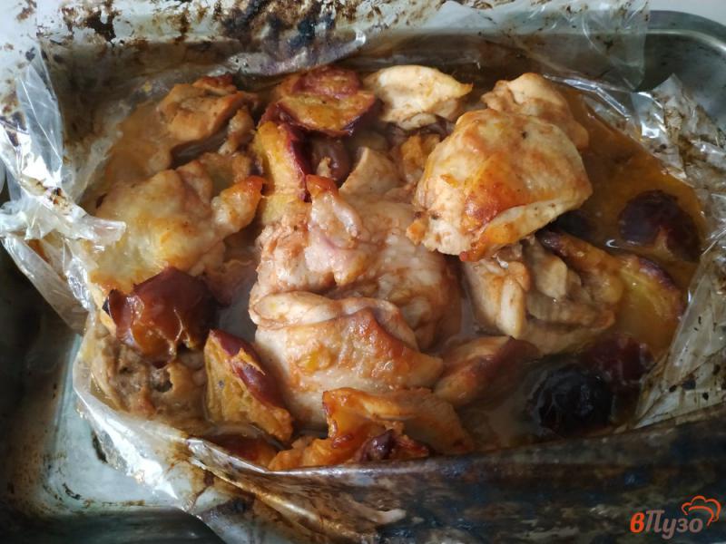 Фото приготовление рецепта: Куриные бедра запеченые со сливами и кетчупом в рукаве шаг №8