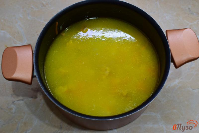 Фото приготовление рецепта: Мясной суп с картофелем и яйцом шаг №5