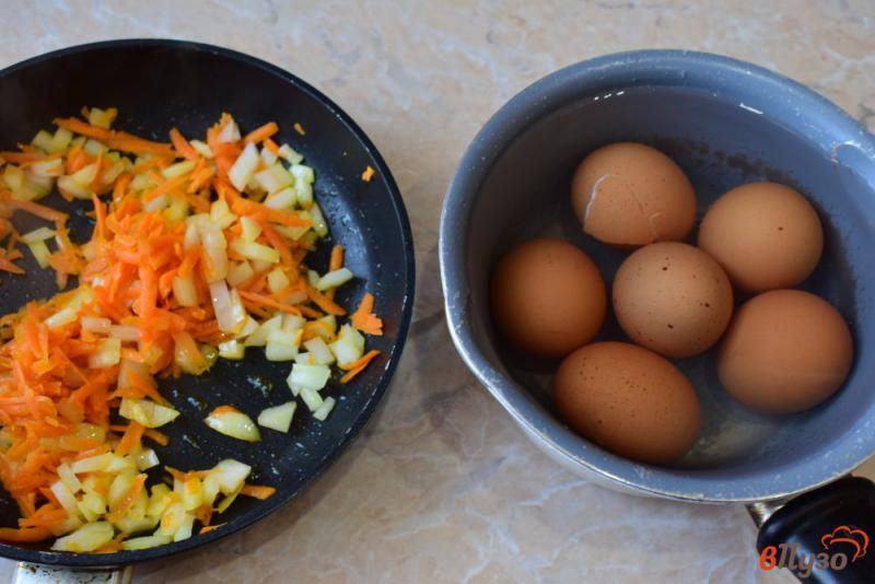 Фото приготовление рецепта: Мясной суп с картофелем и яйцом шаг №4