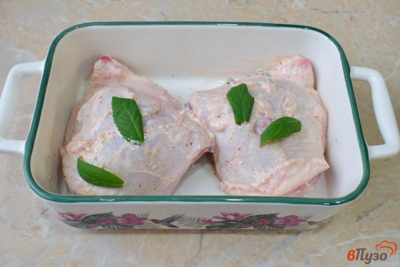 Фото приготовление рецепта: Курица в сметане с мятой шаг №5