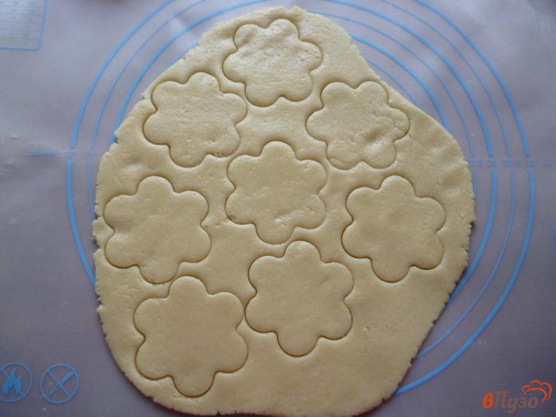 Фото приготовление рецепта: Песочное печенье с повидлом шаг №6