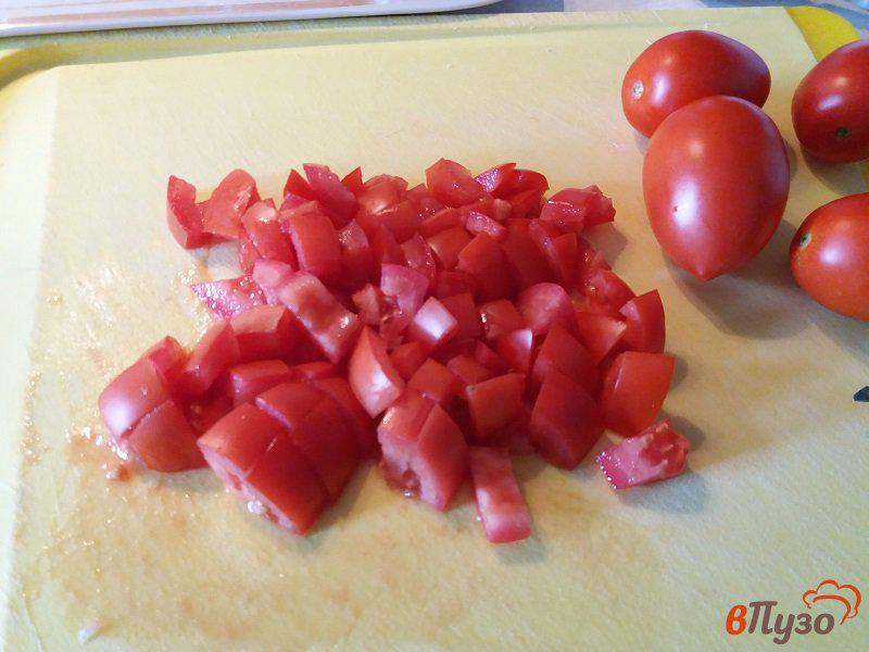 Фото приготовление рецепта: Слоёный салат с помидорами сыром и яйцом шаг №1