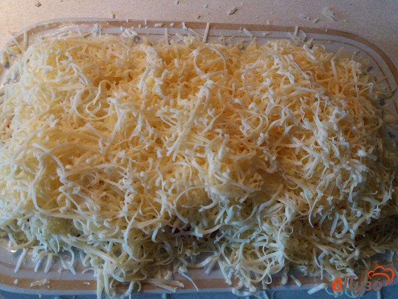 Фото приготовление рецепта: Слоёный салат с помидорами сыром и яйцом шаг №4