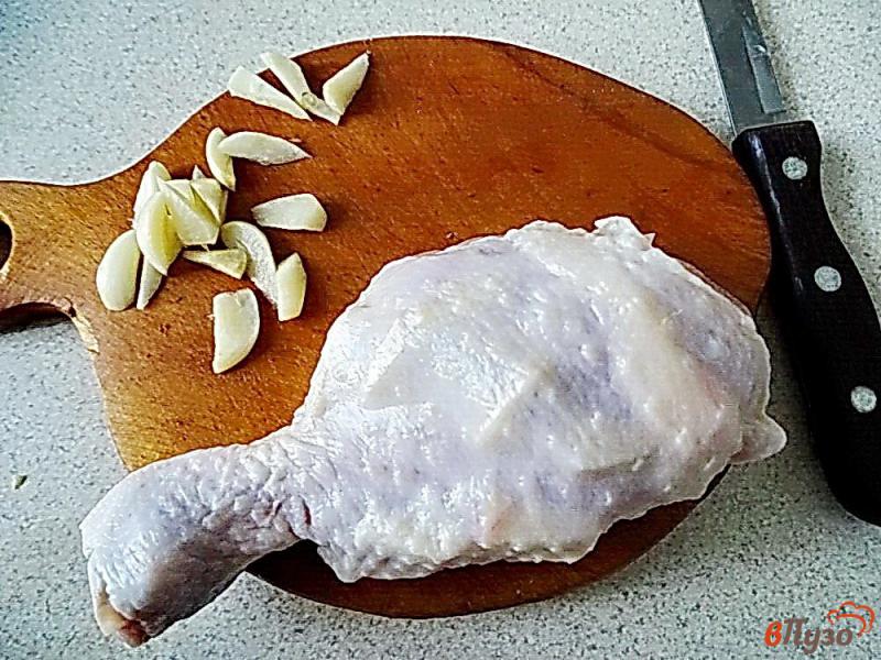 Фото приготовление рецепта: Куриные голени с чесноком на сковороде шаг №1