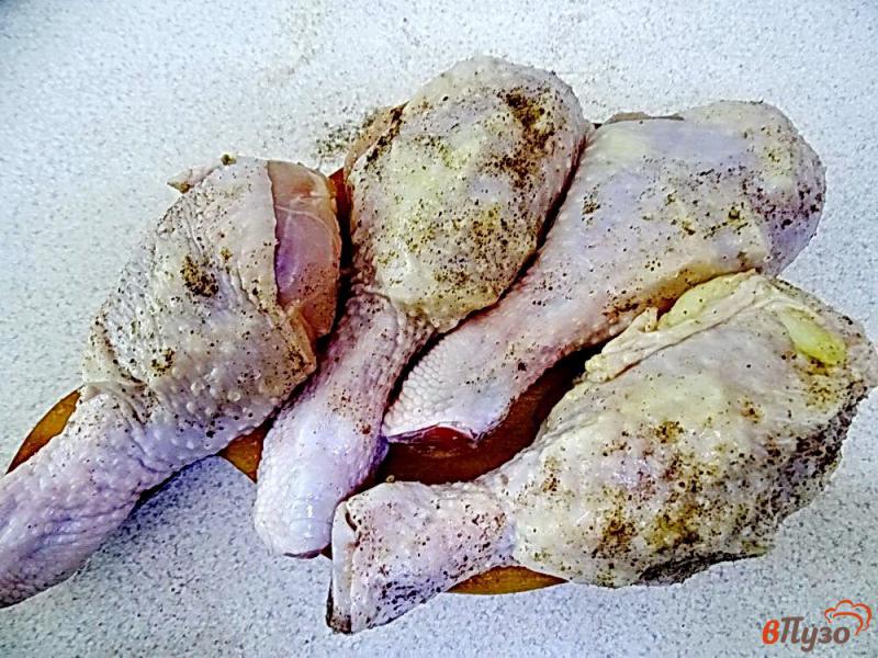 Фото приготовление рецепта: Куриные голени с чесноком на сковороде шаг №2