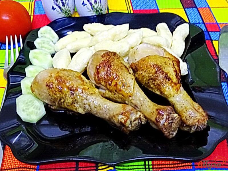Фото приготовление рецепта: Куриные голени с чесноком на сковороде шаг №5