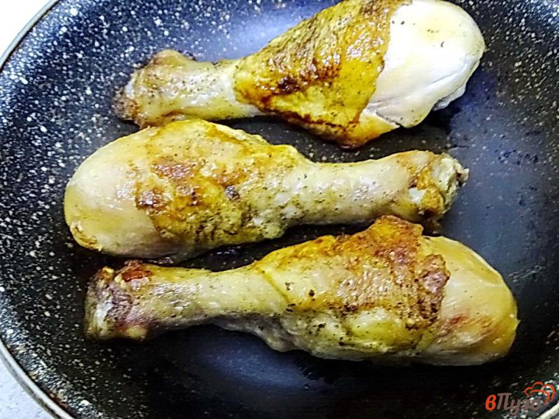 Фото приготовление рецепта: Куриные голени с чесноком на сковороде шаг №3