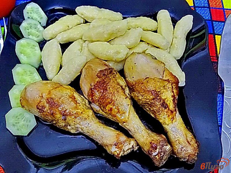 Фото приготовление рецепта: Куриные голени с чесноком на сковороде шаг №4