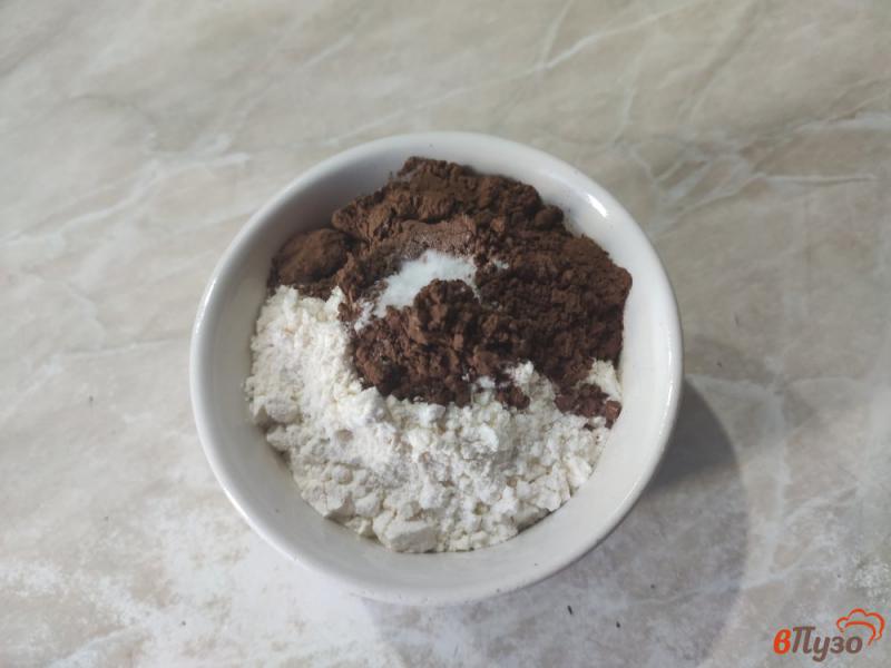 Фото приготовление рецепта: Шоколадный кекс в микроволновке на ряженке шаг №3