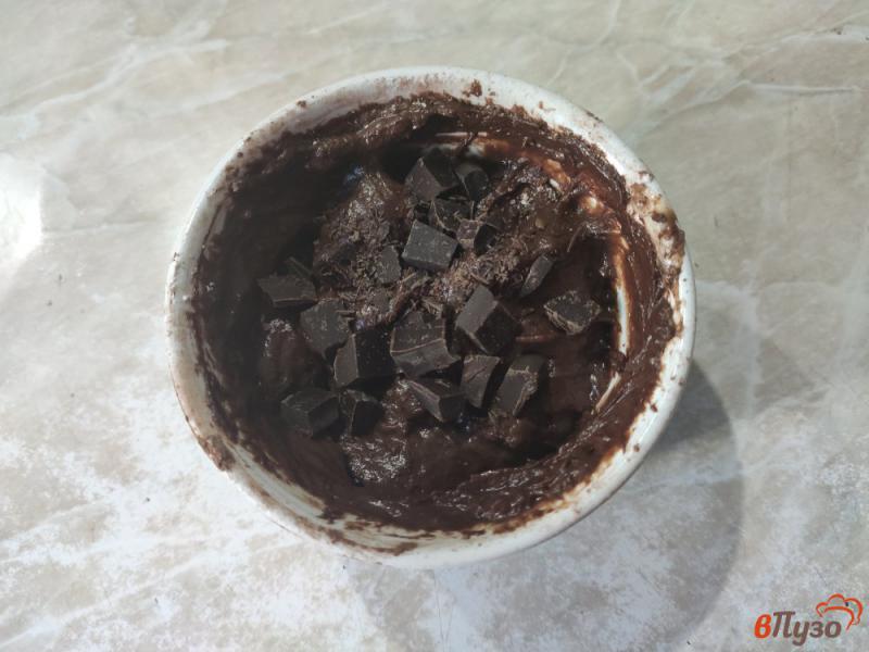 Фото приготовление рецепта: Шоколадный кекс в микроволновке на ряженке шаг №4