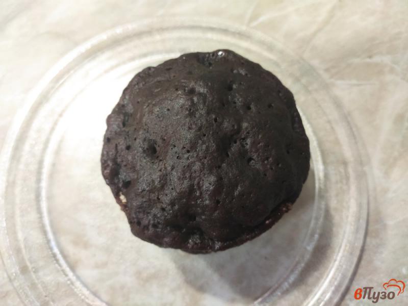 Фото приготовление рецепта: Шоколадный кекс в микроволновке на ряженке шаг №5
