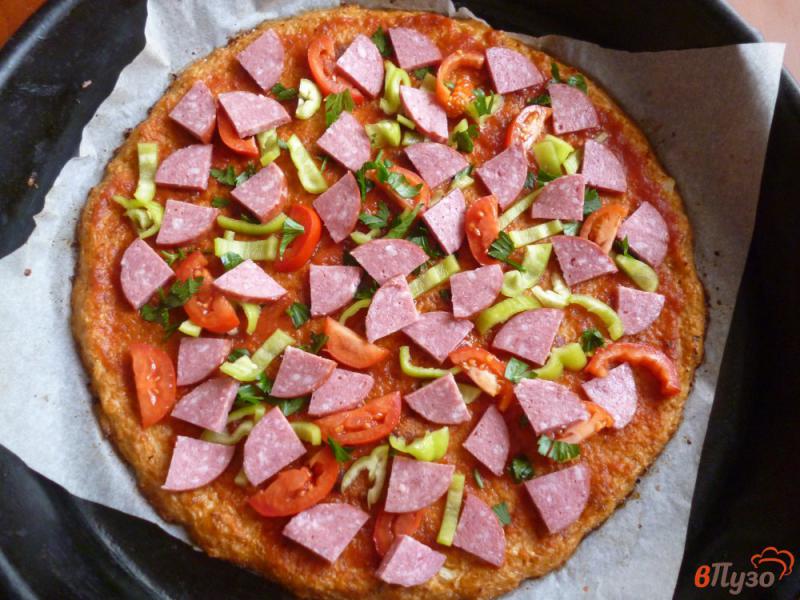 Фото приготовление рецепта: Пицца на основе из цветной капусты шаг №7