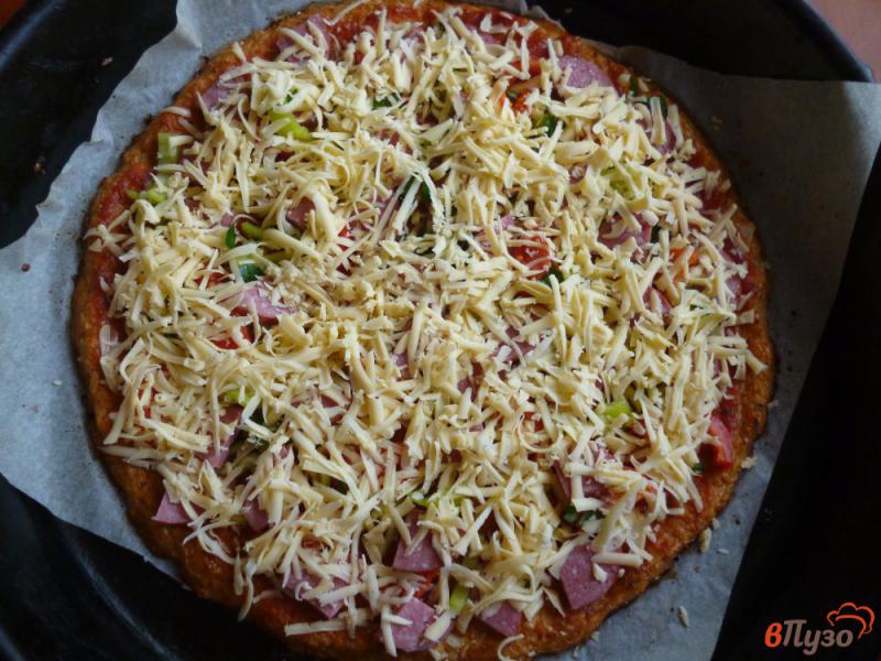 Фото приготовление рецепта: Пицца на основе из цветной капусты шаг №8