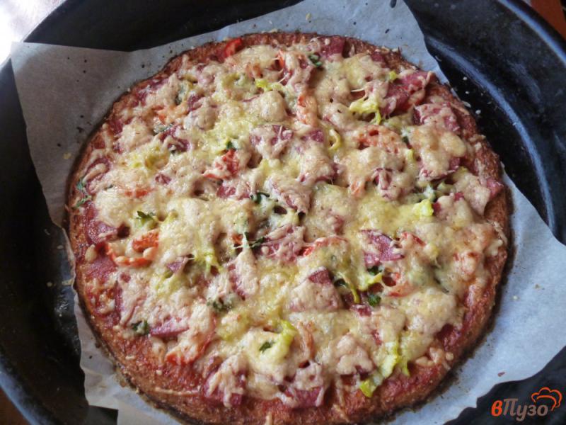 Фото приготовление рецепта: Пицца на основе из цветной капусты шаг №9