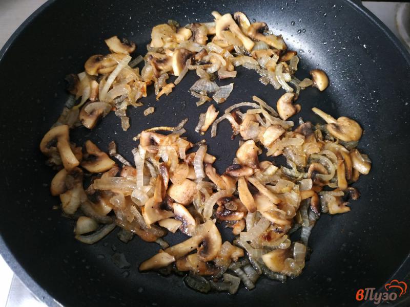 Фото приготовление рецепта: Слойки с жареными грибами шаг №6