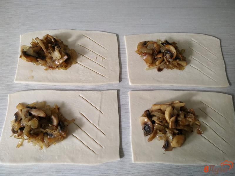 Фото приготовление рецепта: Слойки с жареными грибами шаг №9