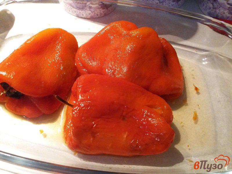 Фото приготовление рецепта: Антипасти из печеного перца с бальзамическим уксусом и чесноком шаг №3