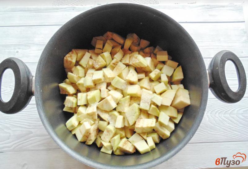 Фото приготовление рецепта: Баклажаны с луком и чесноком на зиму шаг №2